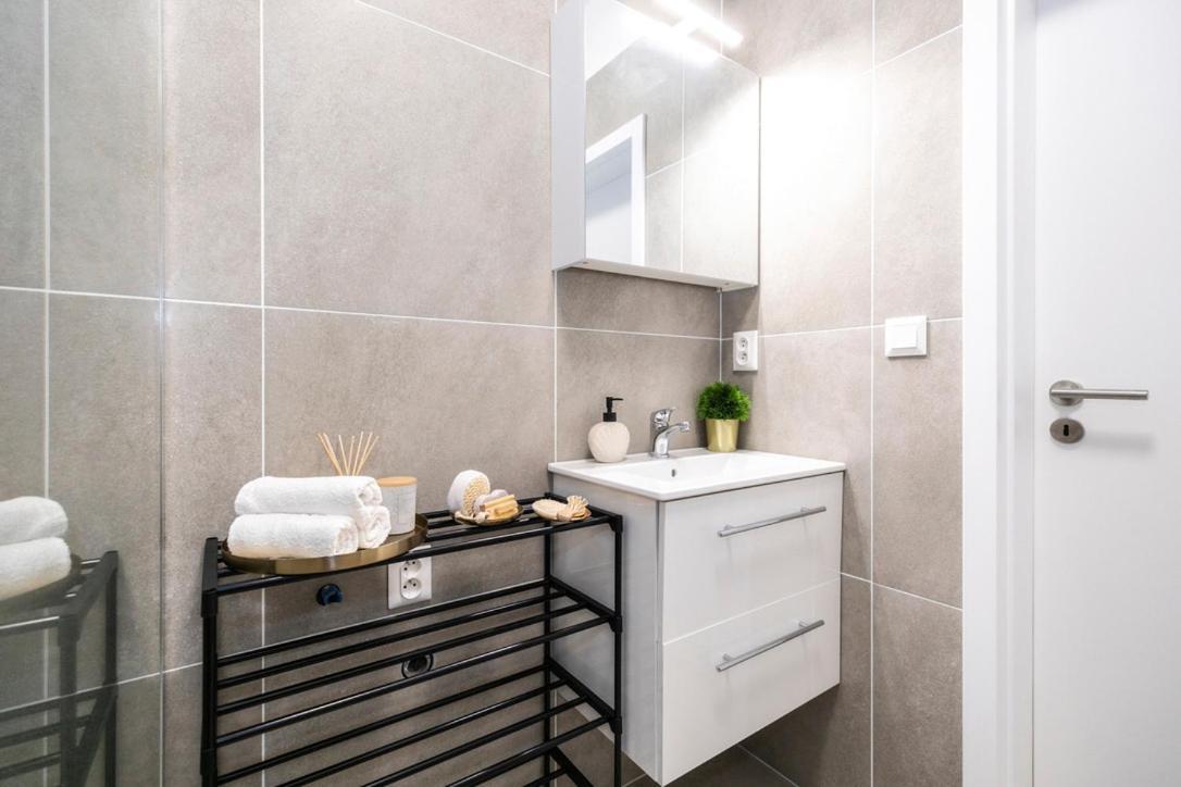 Alure Residences 2 & 24H Self Check-In, Parking In The Garage In The Apartment Building Included, New Building, Terrace, Green Location With A Forest Park With A Lake, Children'S Playground บันสกาบิสตรีตซา ภายนอก รูปภาพ